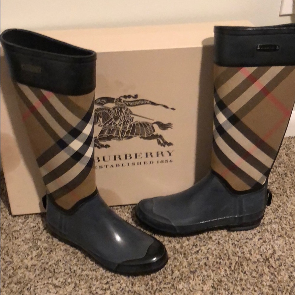 Authentic Classic  Burberry Rain Boots Size 37
